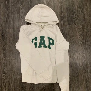 Hoodie - Vit Hoodie ifrån GAP, inga fläckar eller liknande förekommer! Om du är intresserad tveka inte på att höra av dig! Vid eventuellt köp står köparen för frakten och betalning sker innan varan skickas!🤗 Priset kan diskuteras☺️