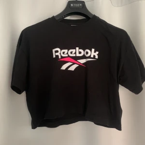Reebok tröja - Croppad t-shirt i bra skick