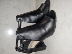 Som nya klackskor  - Använda 1 gång vud ett kort tillfälle. Storlek 39. Klackhöjd 8 cm. Skickas spårbart 