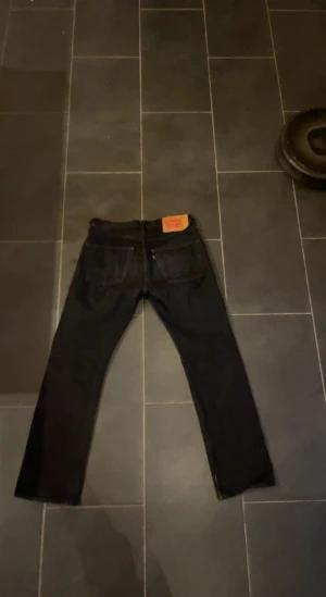 Levis 501 - Hej jag säljer nu mina Levis jeans som jag har växt ur. Skick 6/10