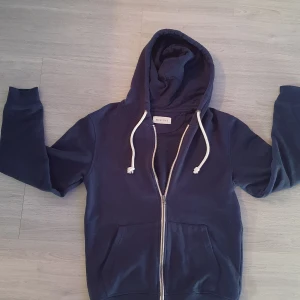 Pier one zip hoodie - Det är en mörkblå pier one zip hoodie som knappt är använd skriv privat för fler bilder.