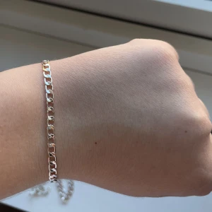 Armband - Tre stycken kedjor i silver. Frakt tillkommer på 15kr. Skriv privat vid intresse💞