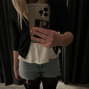 ljusblå shorts - säljer mina jättefina ljusblå shorts, super snygga till sommaren💞