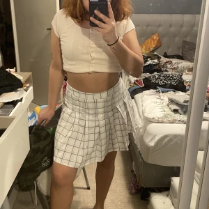 Vit kjol - Vit kjol från Shein. Storlek L så lite förstora för mig som ni kan se på bilderna. Aldrig använd.