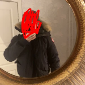 Canada goose bomber jacka - Nått år gammalt, använder inte längre. Ganska bra skick, inte trasig eller så.
