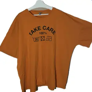 cool oversize tshirt med tryck ”take care”. väldigt orange, färgen syns bäst på sista bilden! storlek 5xl, jag använde den som klänning  vildigt bra skick, inga tecken på användning☣️