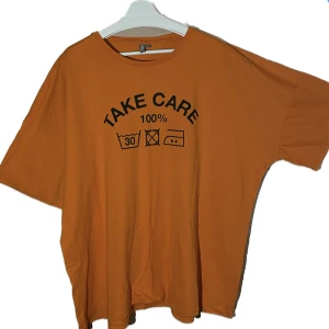 oversize tshirt med tryck - cool oversize tshirt med tryck ”take care”. väldigt orange, färgen syns bäst på sista bilden! storlek 5xl, jag använde den som klänning  vildigt bra skick, inga tecken på användning☣️