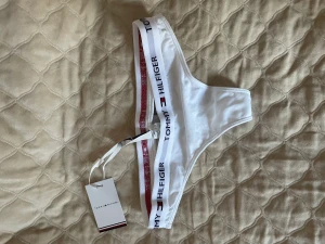 Tommy hilfiger - Jätte snygga hilfiger string i strl Small med lapp kvar. 