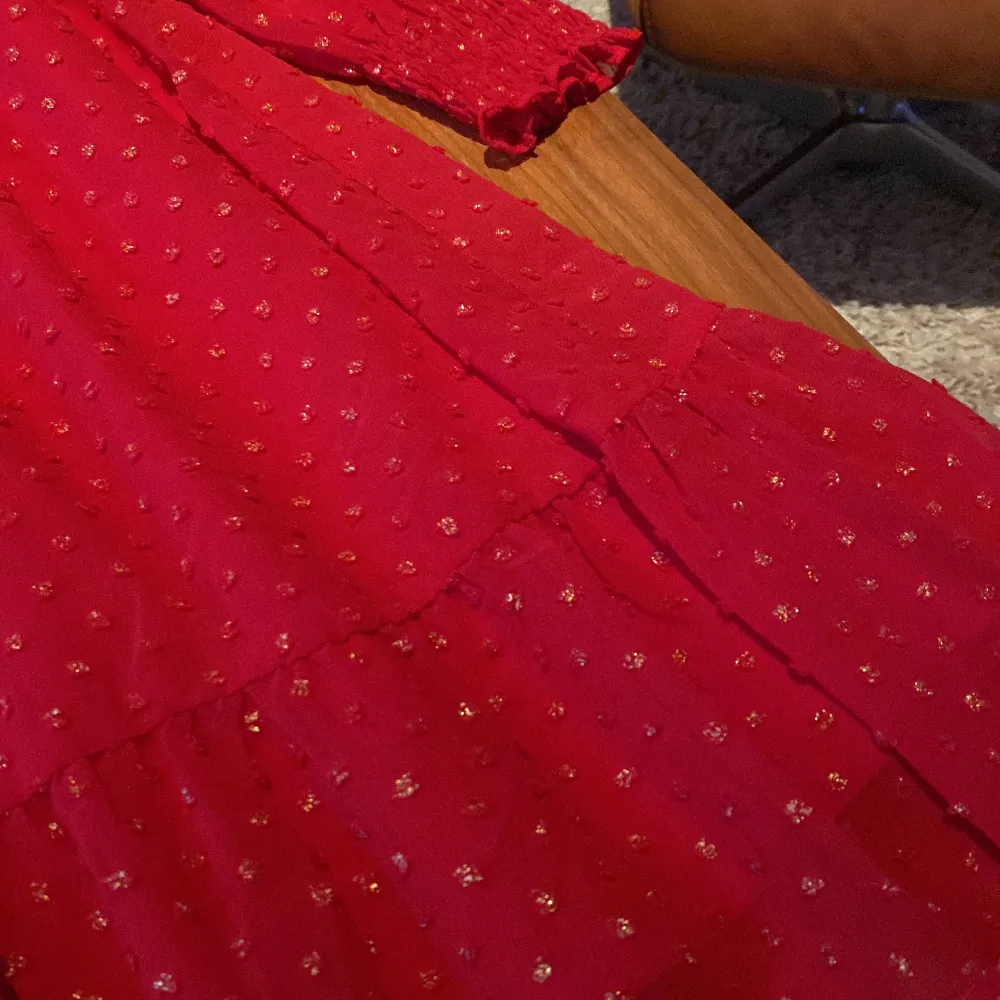En röd och glittrig klänning från Lindex. Bara använd en gång. Storleken är 152 men den är som en xs i vuxenstorlek. . Klänningar.