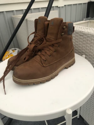 Bruna McKinley kängor - Det här är ett par McKinley Luca II AQX i storlek 40. Dom är från Intersport och kostar 799kr nya. Dom är knappt använda. Funkar väldigt bra under vinter, vår och höst. Jag har växt ur dom. Kan mötas i Huddinge, Haninge, Stockholm eller posta.