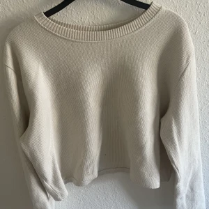 Tröja  - Fin vit ribbad tröja från zara. Använd Max 5 gånger!