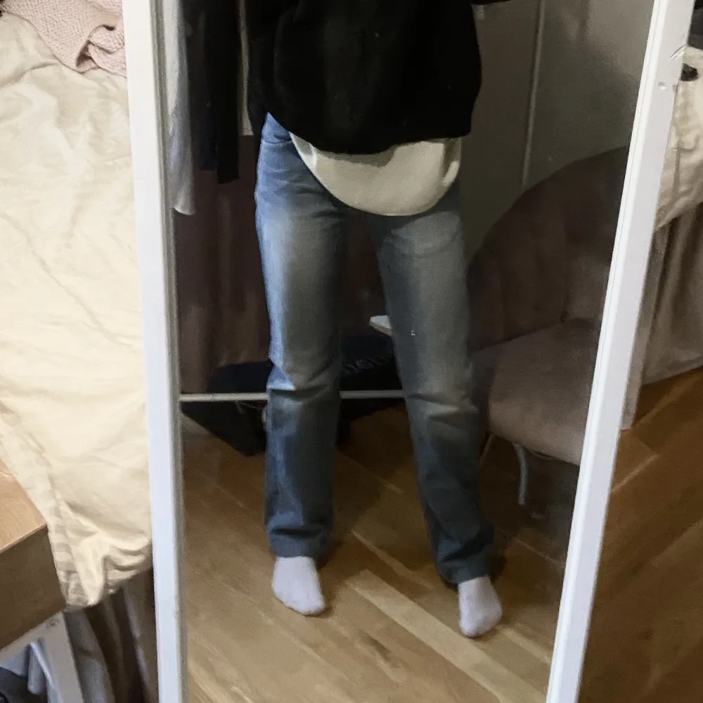 Snygga! Bra kvalitet på jeans tyget, jag är ca 170cm lång.  •lowwaist •flare/ straight leg •full length . Jeans & Byxor.