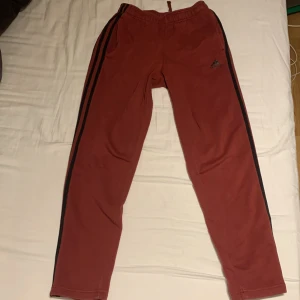 Adidas Byxor/Mjukis - Vinröda Adidas knappt använda storlek S, Bra för gym, Mjukt material 