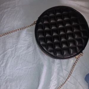 Väska - Säljer en fin väska som inte kommer till användning. Gammalt pris. 300kr. Först till kvarn💕 (Säljer för endast 70kr + frakt)