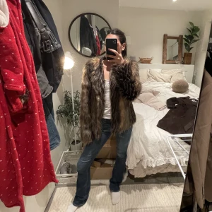 Fuskpäls! - Brun fuskpäls jacka från ava June! Inga täcken på användning, använt 1 gång. varm och skön nu till våren! Storlek 36, köpt för 700:- , säljes för 300+frakt 