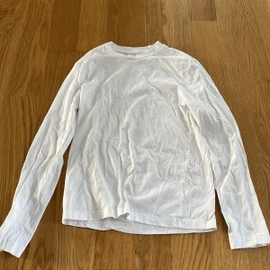 H&M tröja - En vit h&m tröja i storlek S. Säljes pågrund av att jag inte har användning för den. Den är i gott skick och har knappt använts. 