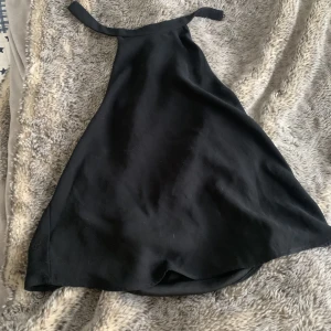 Linne - Snyggt linne från Zara, köpt förra året. Choker-aktig snörning vid halsen. OBS linnet är rätt kort. Passar perfekt till fest!