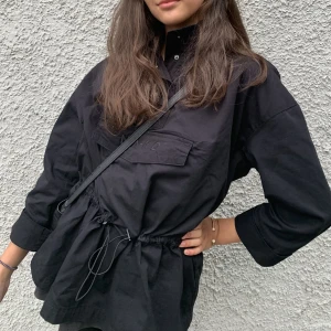 Svart jacka - Från nakd, använd typ 2 gånger och är som ny. Den är ganska tunn och man kan vika upp armarna så är det neon detaljer eller bara ha det vanligt så är den helt svart. 99 kr + frakt🖤 