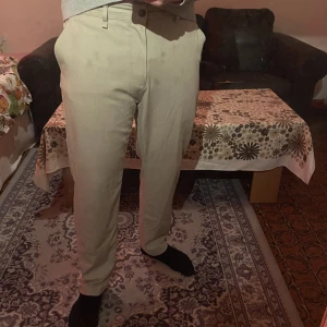 Kostymbyxor  - fina kostymbyxor från Zara. Använda vid få tillfällen. Fläckarna på bilden reflekteras av spegeln. Otroligt fint skick. Priset ej hugget i sten.