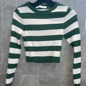 Randig Tröja  - Vit-/grön randig långärmad tröja ifrån Zara. Storlek S. Croppad. Använd ett fåtal gånger/ knappt använd. Bra skick.  