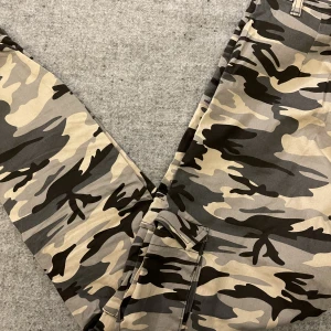 Camo cargo - Tajta cargos med benfickor på båda benen. Nyskick💖