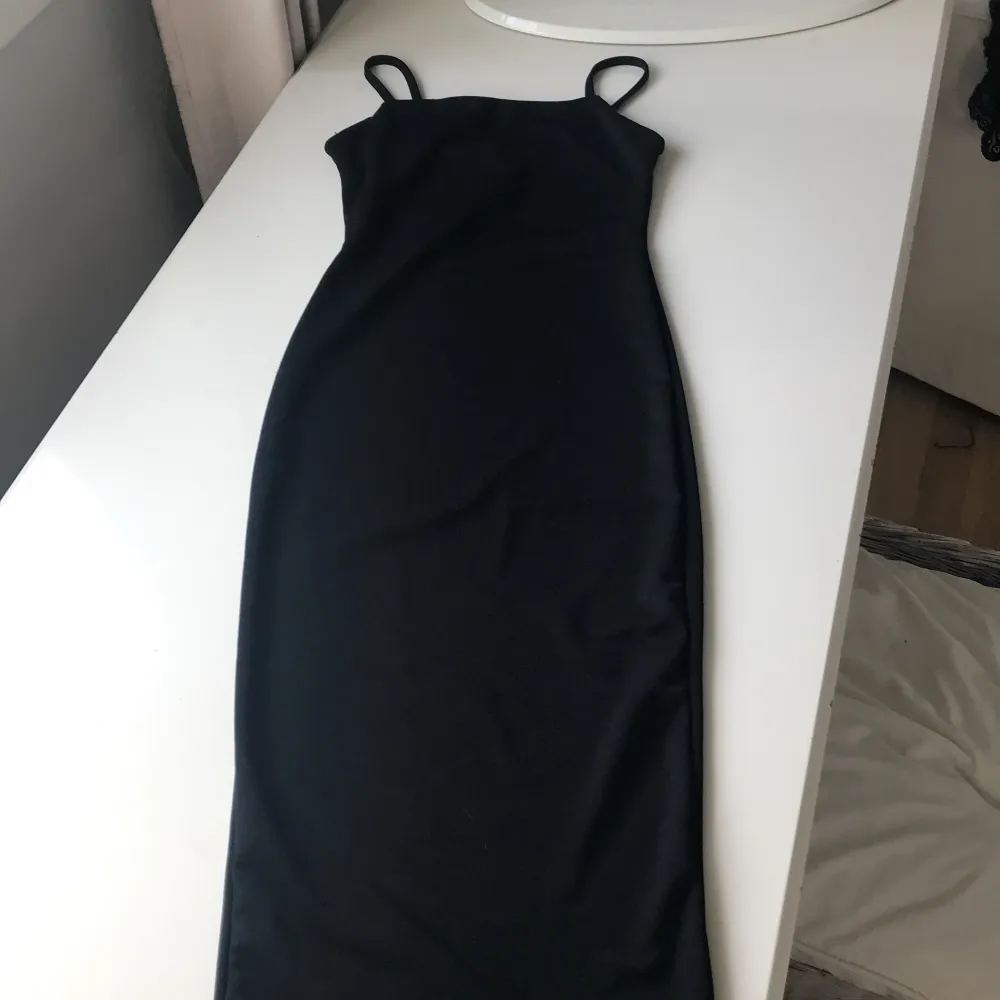 Lång svart klänning i storlek S. Klänningar.