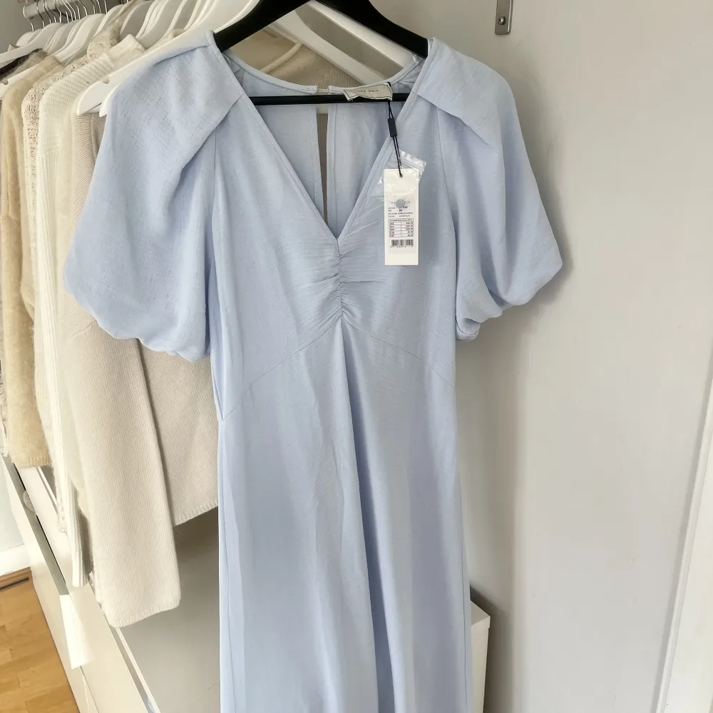 Säljer denna så fina ljusblåa klänning från Neo Noir. Den är helt ny med prislappen kvar💙💙 storlek XS. Klänningar.