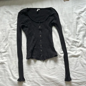 Ribbad tröja - Gullig hudnära tröja/kofta med silverknappar utan defekter
