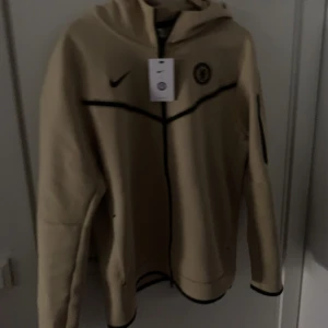 Nike tech fleece - Säljer nu min tech fleece i storleken L då den inte används. Köparen står för frakten. 