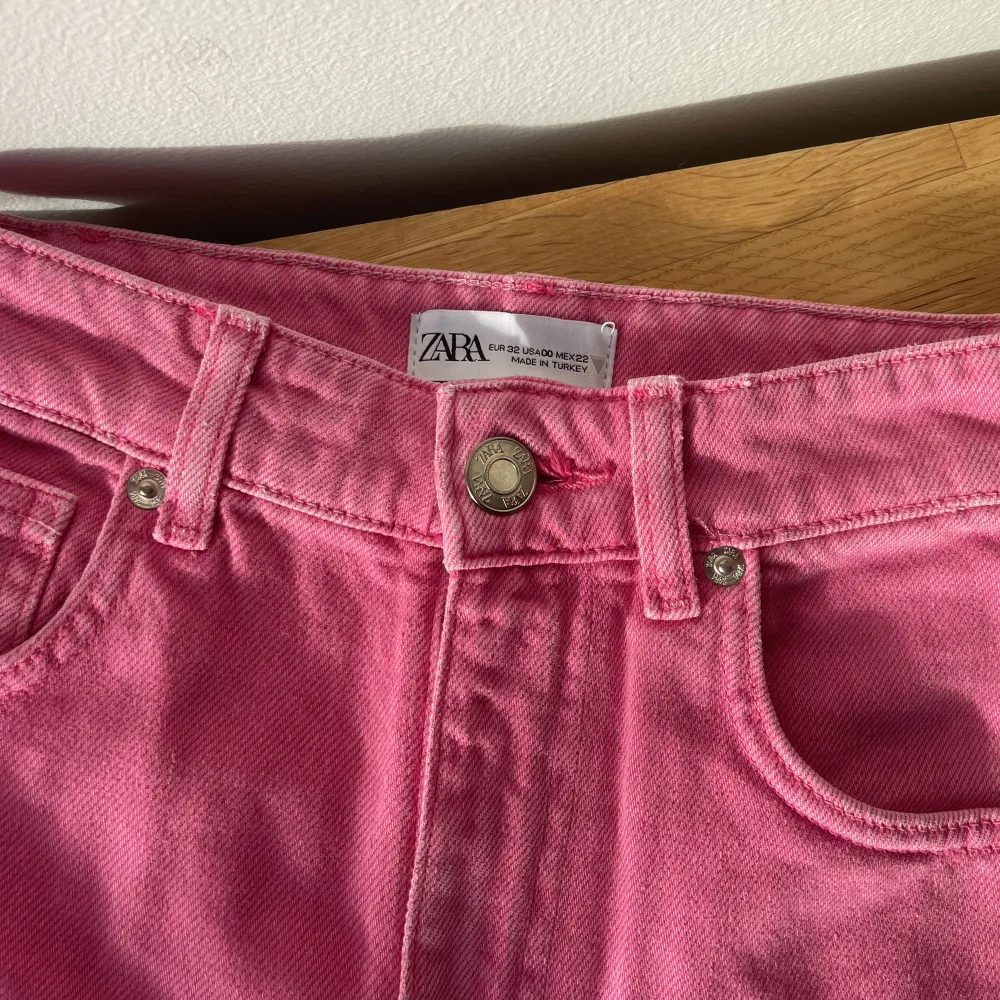 Säljer ett par jättefina rosa jeans som aldrig använda. Från zara. Helt nya därav superfint skick. Avklippt kant nertill. Perfekta till tex festival. . Jeans & Byxor.
