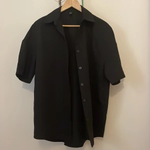 Kortärmad skjorta - Oversized skjorta. Frakt tillkommer 
