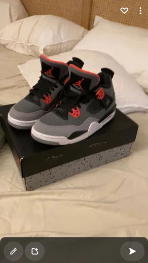 Jordan 4s - Säljer mina Jordan 4s dom är använda men inte slitna. Säljer dom på förra plick kontot men blev utloggad på det.