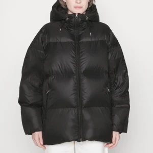 Arket jacka - köpte denna i vintras men endast använt max 5 gånger då jag köpte en annan jag tyckte om mer. Den är som ny och i super bra kvalite.