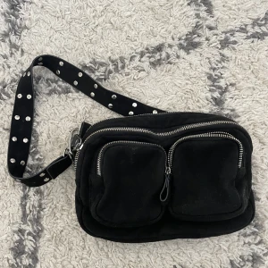Liknande Noella väska - Jättefin Liknande Noella väska. Har en defekt, ett handtag på de högra facket saknas därav priset! Annars i fint skick💕
