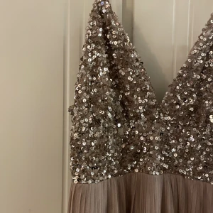 Balklänning - Balklänning köpt på Nelly. Helt oanvänd med prislapp kvar.