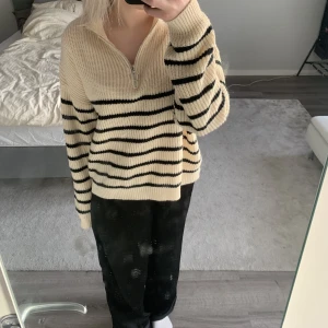 stikad tröja  - säljer denna super sköna tröjan från shein, har använt några få gånger, den har inga skador, skriv om ni vill ha fler bilder💓💓