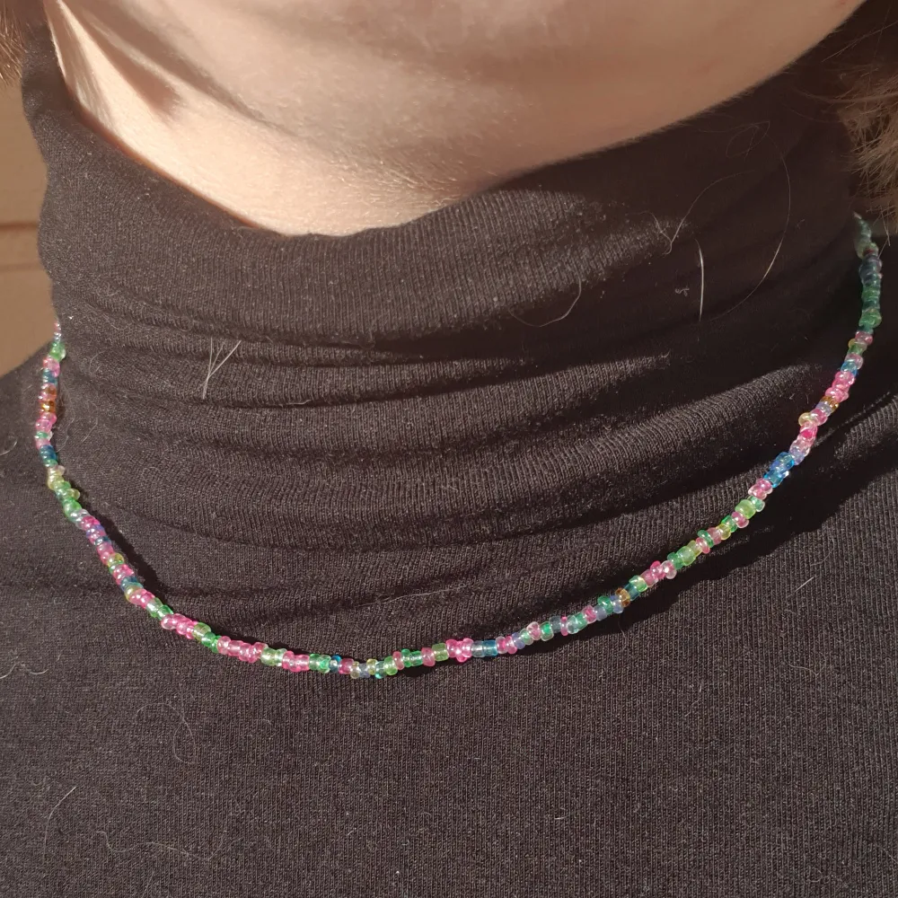 Halsband gjort med glas och plast pärlor med stretchig tråd.. Accessoarer.
