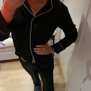 Pyjamas - Snygg silkes pyjamas. Har spruckit lite i sömnen som jag har sytt ihop själv. Men det är på innerbenet så det syns inte när man ha den på sig. Är 170💜