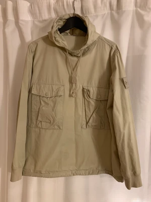 Stone Island Jacka - En av mina favoritjackor. Jackan är perfekt för vår/sommar och är i fint skick. Den är använd ett par gånger men skicket är extremt bra. Det är inga skador på jackan eller patchen. DM för mer information. Pris kan diskuteras vid snabb affär.