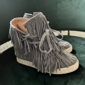 Skor!  - Säljer så snygga skor som passar till allt! Dom har kilklack i som jag skulle säga motsvarar Isabel marants💞🥰 Har täcken på användning så fråga om fler bilder!!