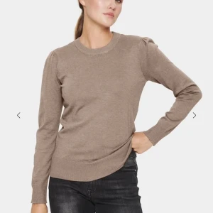 Tröja - Säljer dennna snygga tröja i från saint tropez, aldrig använd. Nypris 350kr