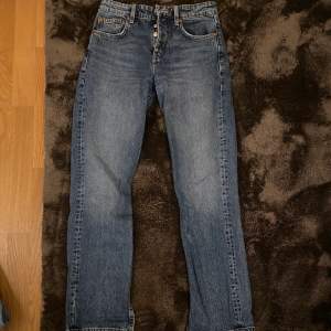 Blå raka jeans mid waist från zara. Egen klippt slits på insidan av båda benen. Passar mig bra i längden som är 160 cm. Köperen står för frakten🤍