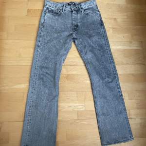 Säljer mina Hope jeans som jag köpte förra året i butik för 1400, byxorna har inga skador och är i väldigt bra skick fortfarande.   Skick 9/10