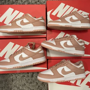 Dunk low rose whisper  - Säljer dessa dunk low rose whisper i storlekarna: 40,39,38.5,38,37.5 Kvitto finns till alla paren Skriv privat vid mer bilder eller frågor