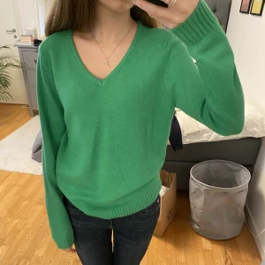 Grön v-ringad stickad tröja - Jag säljer denhär super snygga gröna stickade v-ringade tröjan från Vila. Den är i storlek S och är i jättebra skick! 💕📦