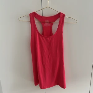 Rosa träningslinne  - Ett rosa träningslinne, aldrig använt! Storlek S, super mjukt material 💞