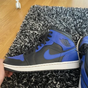 Jordan 1 mid - Säljer mina jordan 1 mid hyper royal då dom inte kommer till någon användning, skorna är i riktigt bra skick box samt kvitto medföljer strl 42
