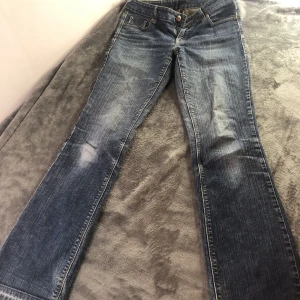 Low waist flare jeans Gina  - Ett par low waist jeans från Gina , kanten där nere är nertagen!!💞 Midja:82cm  Lårbredd runt: 50 cm Längd: 106 cm. Köptes nyss här ifrån och de var alldeles förstora!! Strl 30! Kontakta för mer info!💞 Trycker ej på köp nu. Vill ha en konversation först💞💞