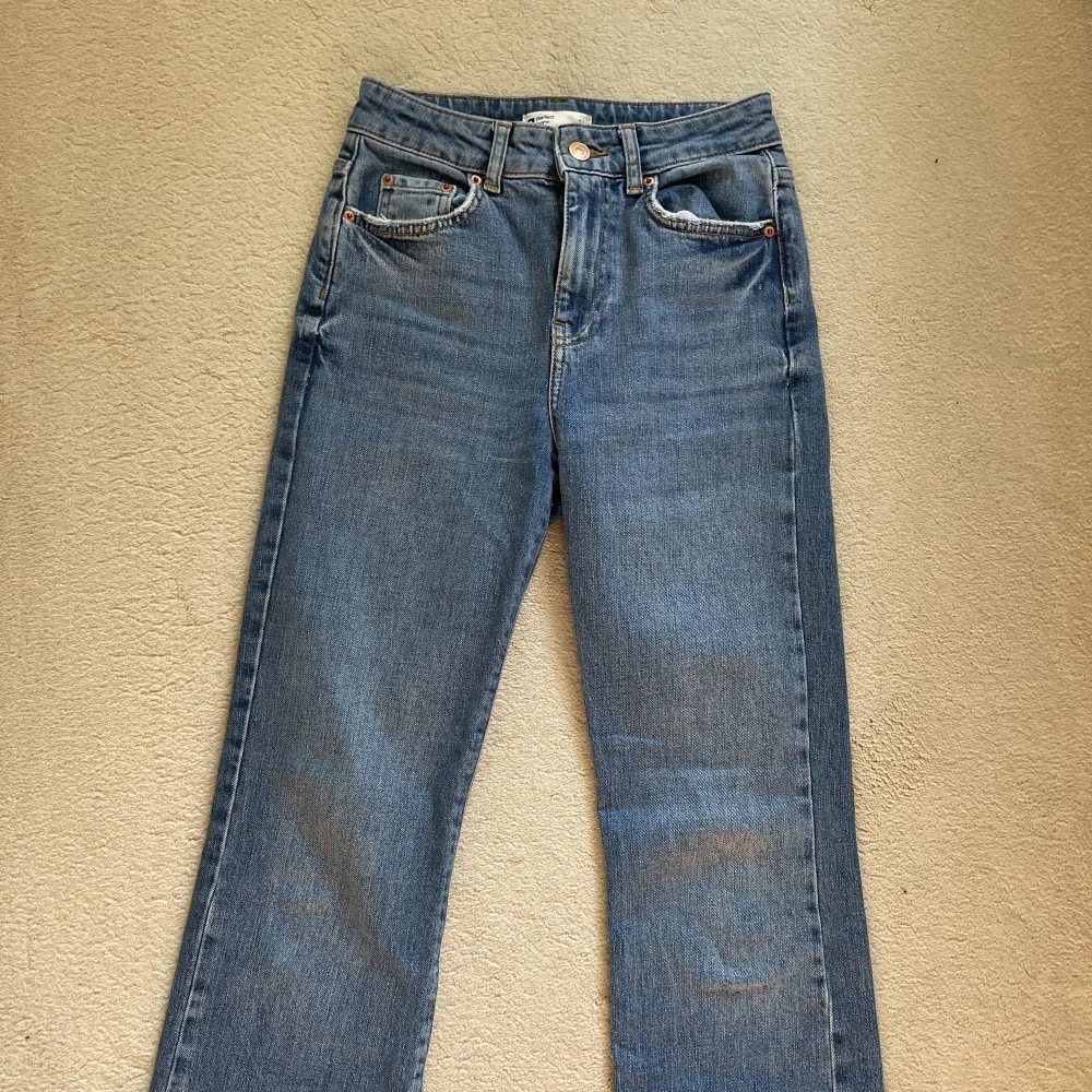 Ett par cropped jeans från Gina tricot. De är dessutom för korta/petite tjejer. Dessa jeans är 2 år gamla, men nästan helt oanvända.. Jeans & Byxor.
