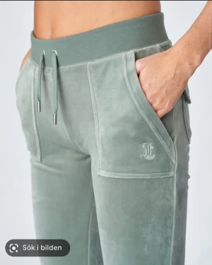 Gröna juicy byxor  - Kollar intresse för mina gröna juicy byxor! Gillade inte riktigt den färgen på mig, använt fåtal gånger så dom är i ett väldigt bra Skick💗köparen står för frakten